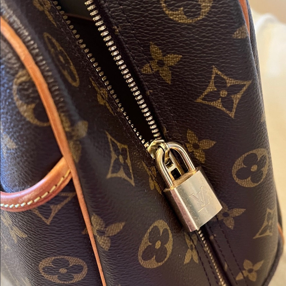 Open to offers! Louis Vuitton Brown Tan Bowling Travel Bag with Iconic Monogram - Picture 8 of 10